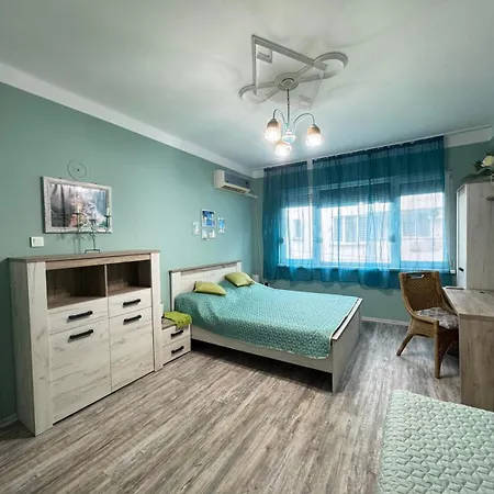 Sea Breeze - Super Center Apartment *